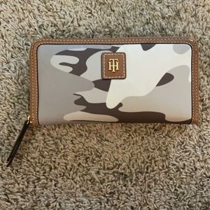 Tommy Hilfiger Julia Solid Nylon Zip Wallet